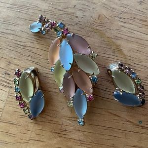 1950s vintage brooch and clip on earring set. Frosted glass stones